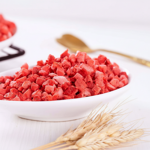 مكعبات فراولة مجففة Freeze Dried Strawberry Dice - 100% طبيعي لتزيين الحلويات